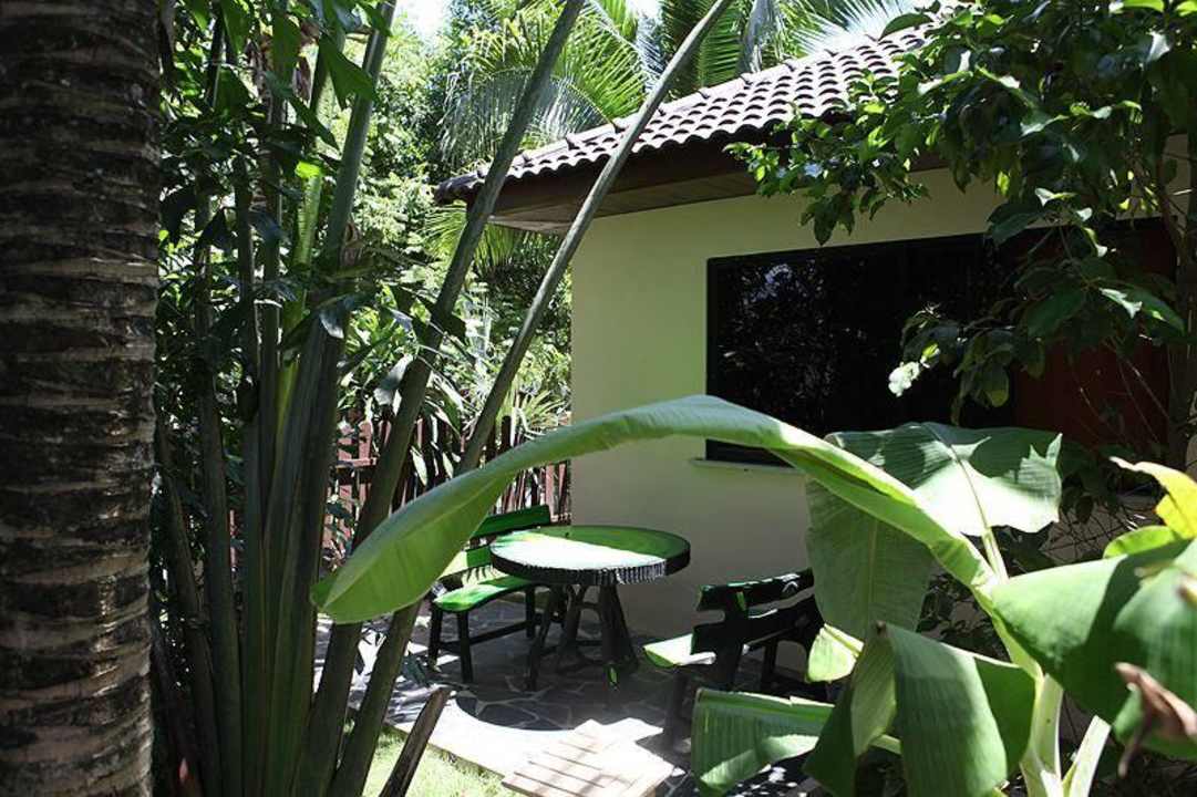Einer der beiden Sitzplaetze vor Bungalow Nr 4 Adventure Resort Thailand
