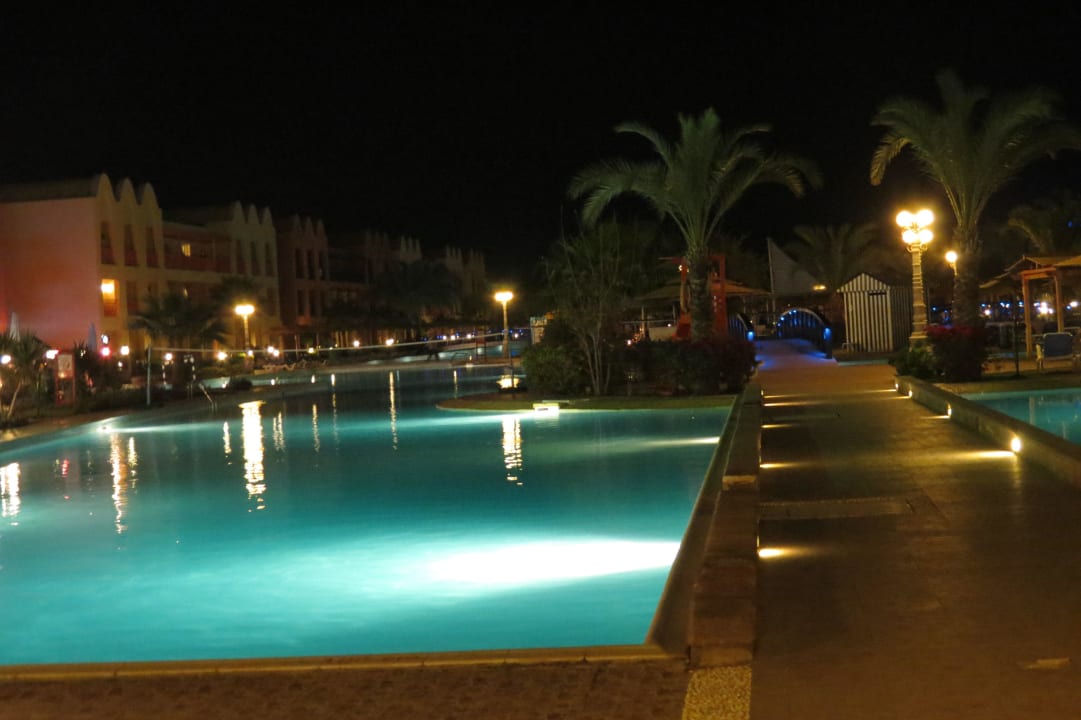 Pool bei Nacht Titanic Beach Spa & Aqua Park