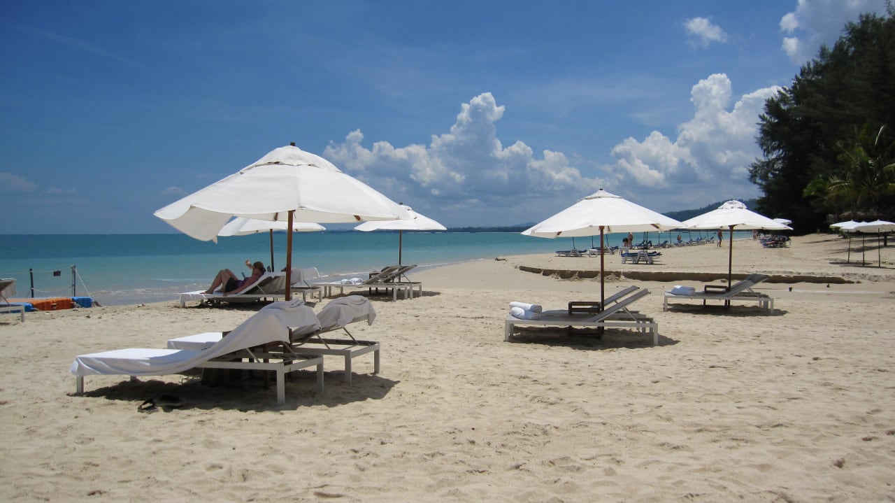 Strand mit Hotelliegen The Sarojin