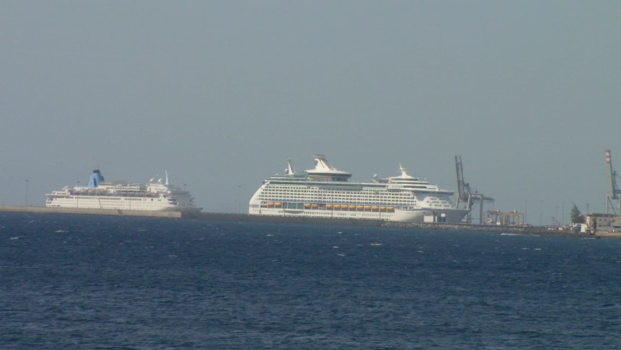 Schiffe im Hafen vom Hotel aus gesehen Hotel Grand Teguise Playa