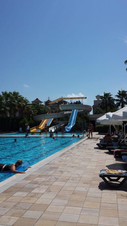 Animationspool mit Rutschen Hane Family Resort