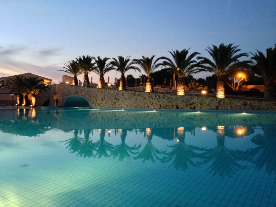 Pool am Abend Tirreno Resort