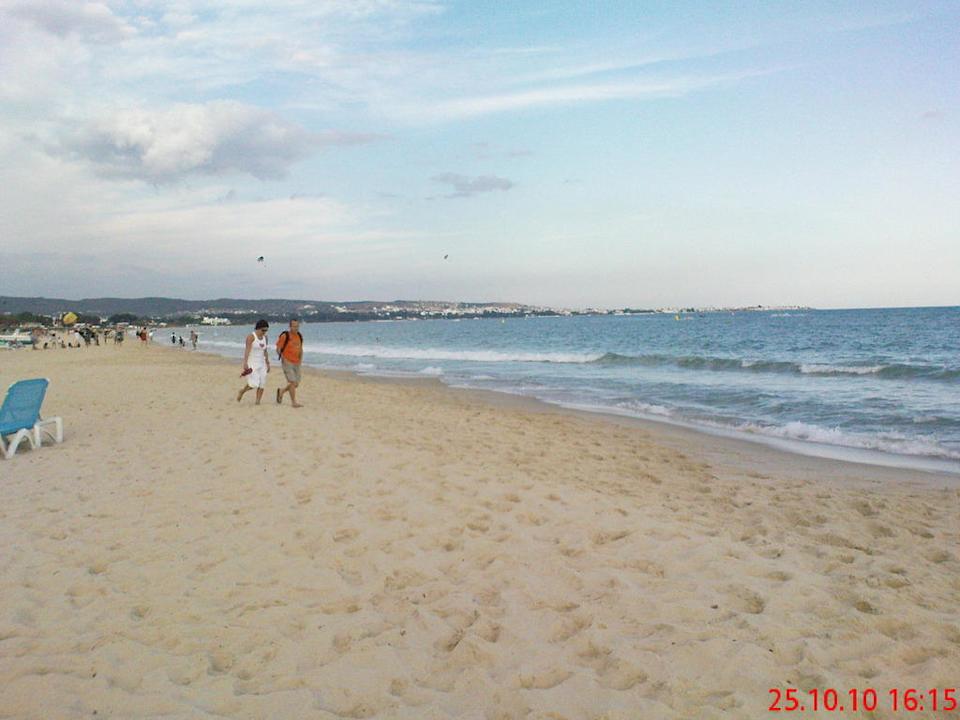 Schöner breitläufiger Strand Hotel Nesrine