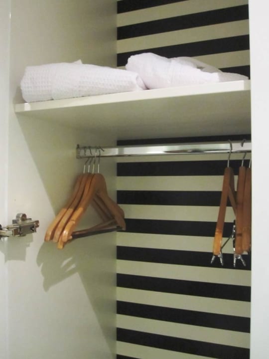 Schrank, Bademäntel Vienna House by Wyndham Andel's Berlin