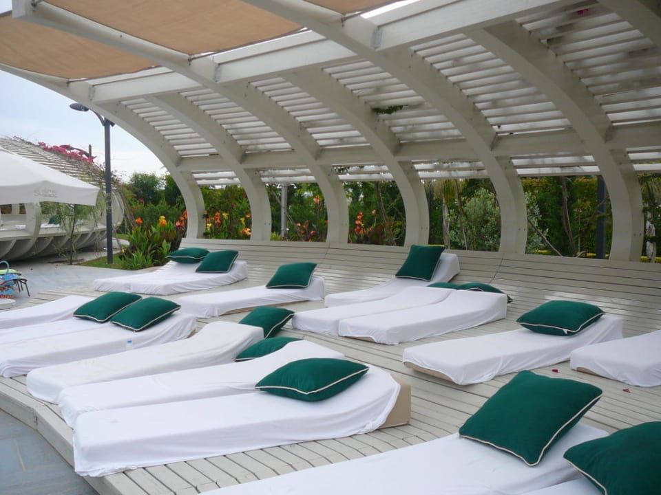 Schön gestalteter Liegebereich Susesi Luxury Resort