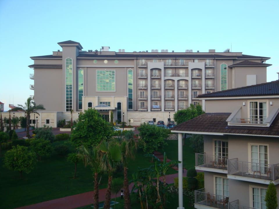 Zicht vanuit onze villa, naar het hoofdgebouw Sunis Elita Beach Resort & Spa