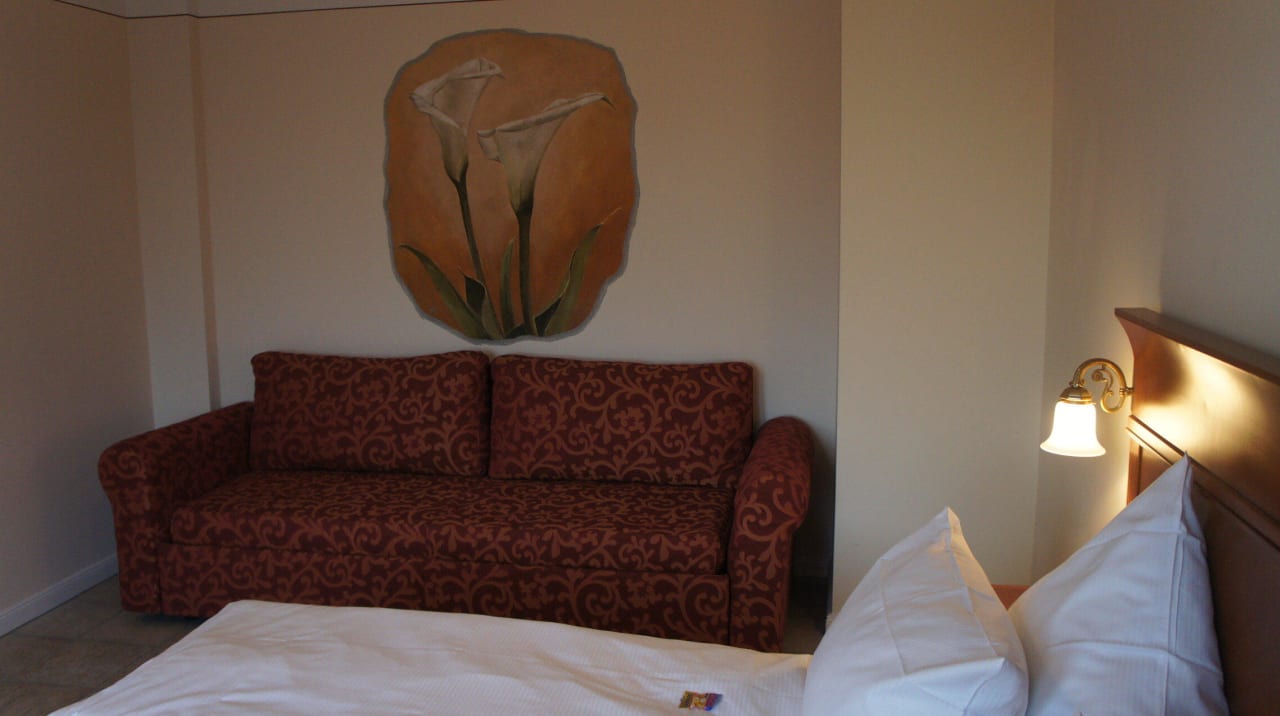 Couch mit italienischer Zeichnung XII Apostel Hotel Albergo