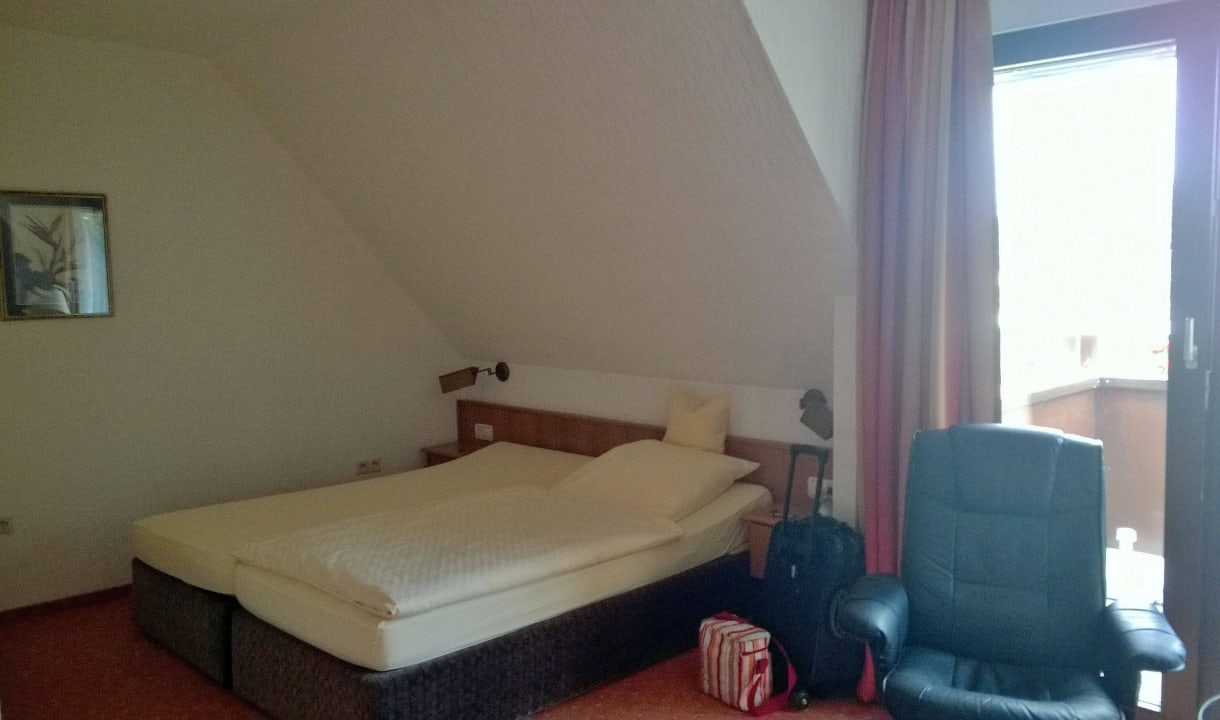 Ein gemütliches Doppelbett mit extra Kuschelkissen Haus Bröring Hotel garni