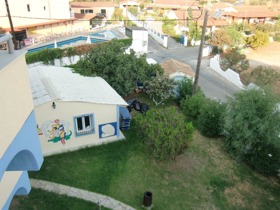 Müll neben Kinderspielhaus Hotel Albatros