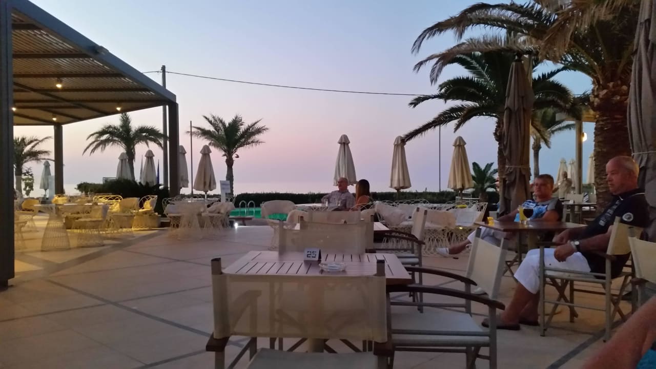 Kaffeetrinken und Meer genießen Aegean Pearl
