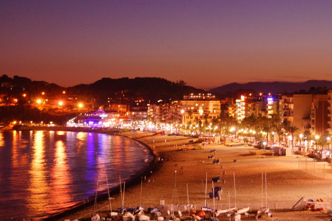 Blick vom Hotel abends Hotel Rosamar Maxim - Adults only