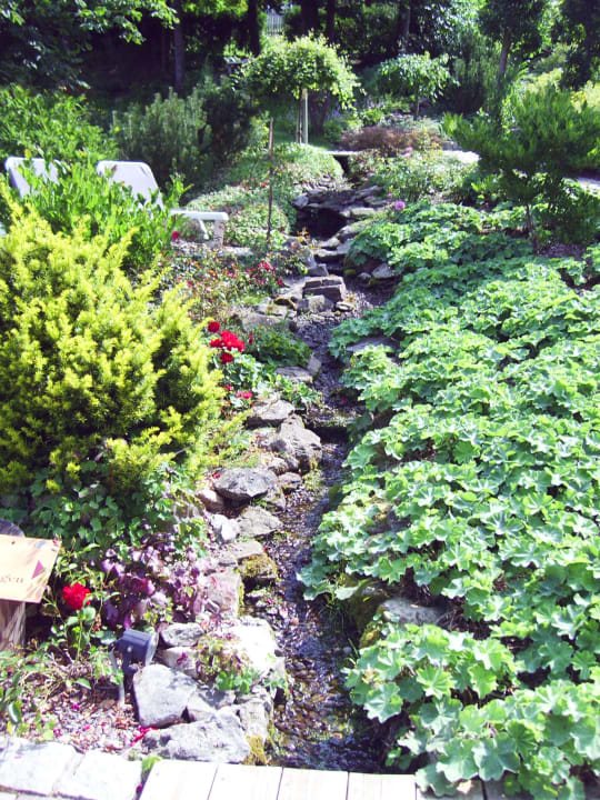 Wasserlauf im Garten Hotel Regenbogenland Zum Kramerwirt