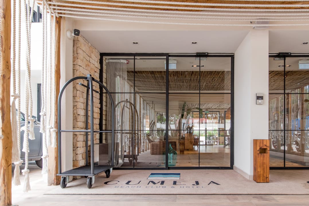 Lobby Cumeja Beach Club & Hotel