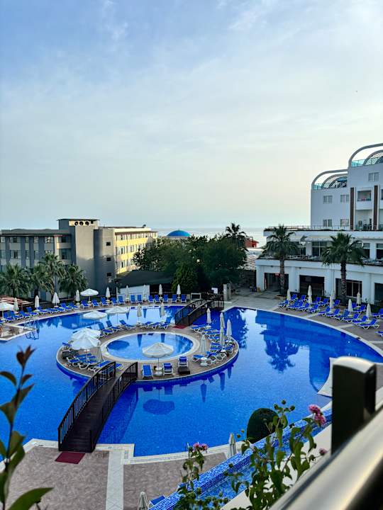 Pool Side Prenses Resort & Spa
