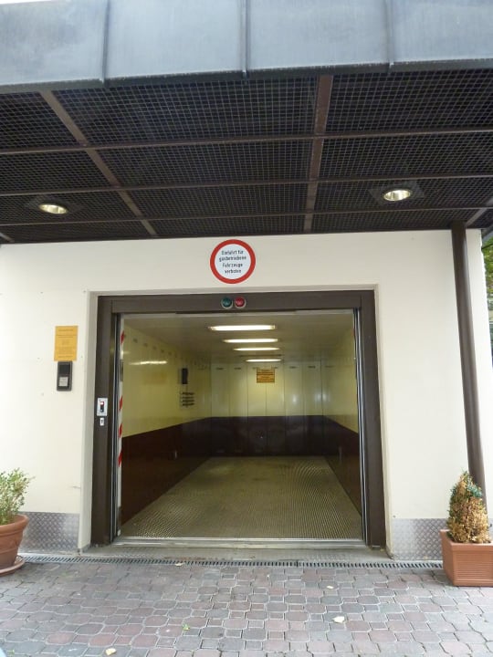 Aufzug zur Tiefgarage für Autos Garner Hotel Frankfurt - Palmengarten