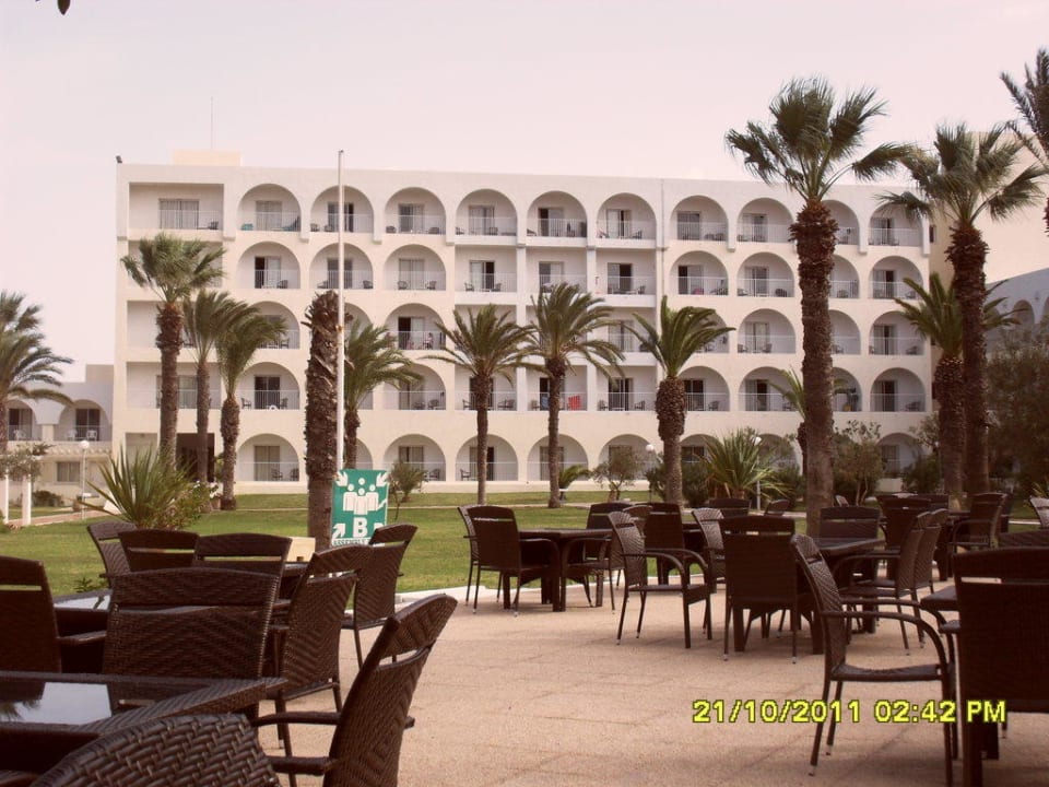 Blick von der Terrasse in den wunderschönen Garten El Mehdi Beach Resort