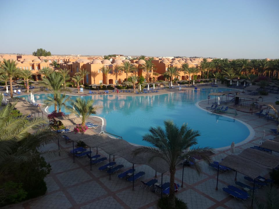 Große Poolanlage nach Sonnenaufgang Jaz Makadi Oasis Resort