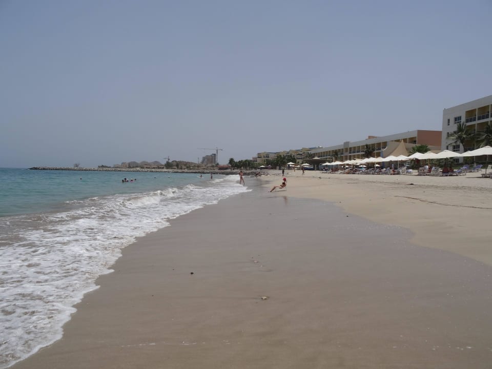 Ganze Hotelfront vom Ozean aus gesehen Radisson Blu Resort Fujairah