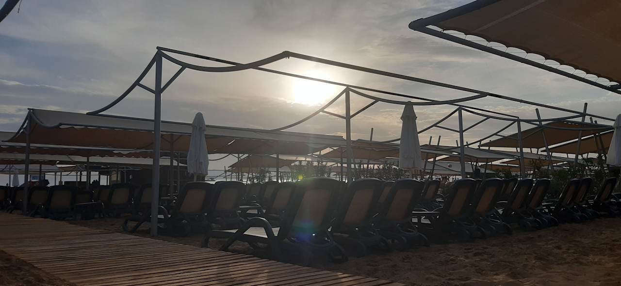 Strand Well Palace Side