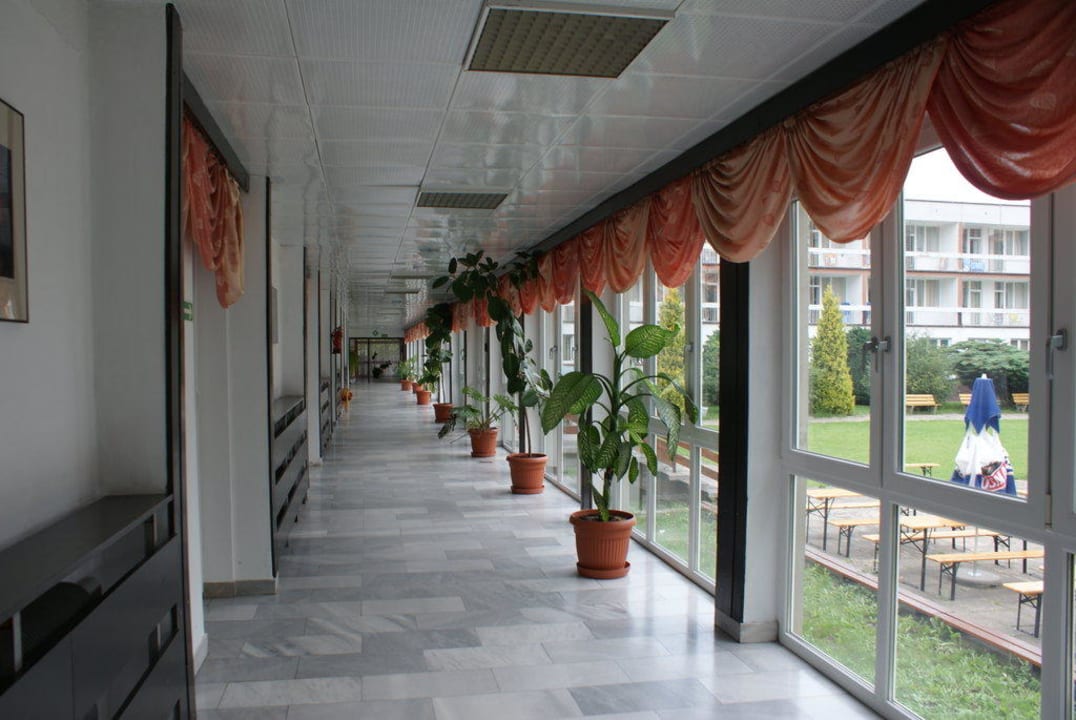 Przejście pomiędzy dwoma budynkami San Medical SPA