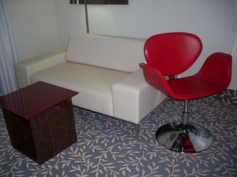 Sofa mit Tisch und Sessel. Mercure Hotel Wiesbaden City