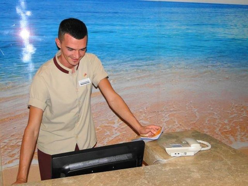 Serhat arbeitet am Strand Sherwood Blue Belek