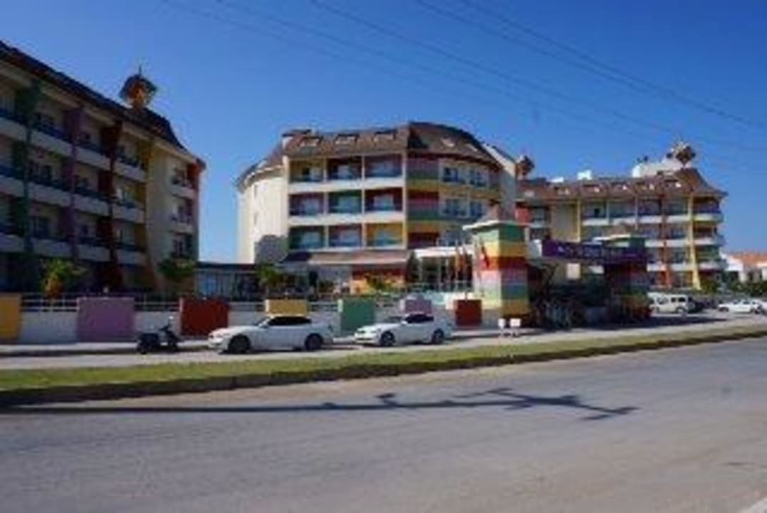 De voorkant van het hotel Ramada Resort by Wyndham Side