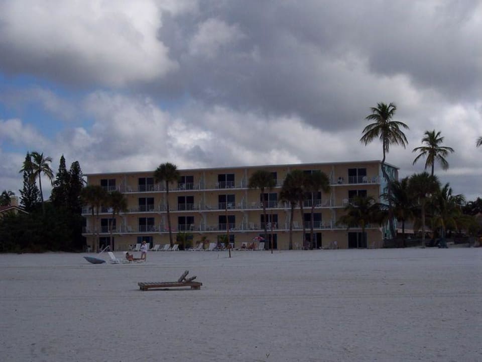 Strandgebäude Hotel Outrigger Beach Resort