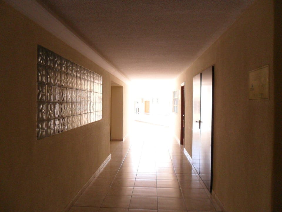 Flur nach draussen zu den Souterrain Appartements HOVIMA Santa Maria