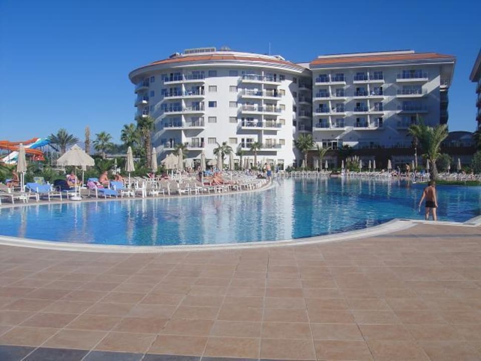 Das Hotel von einer Seite Seaden Sea World Resort & Spa