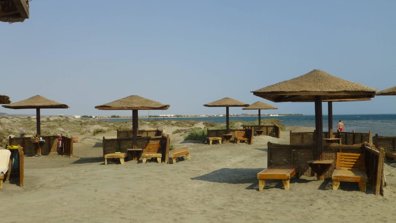 Liegen am Strand Lahami Bay Beach Resort