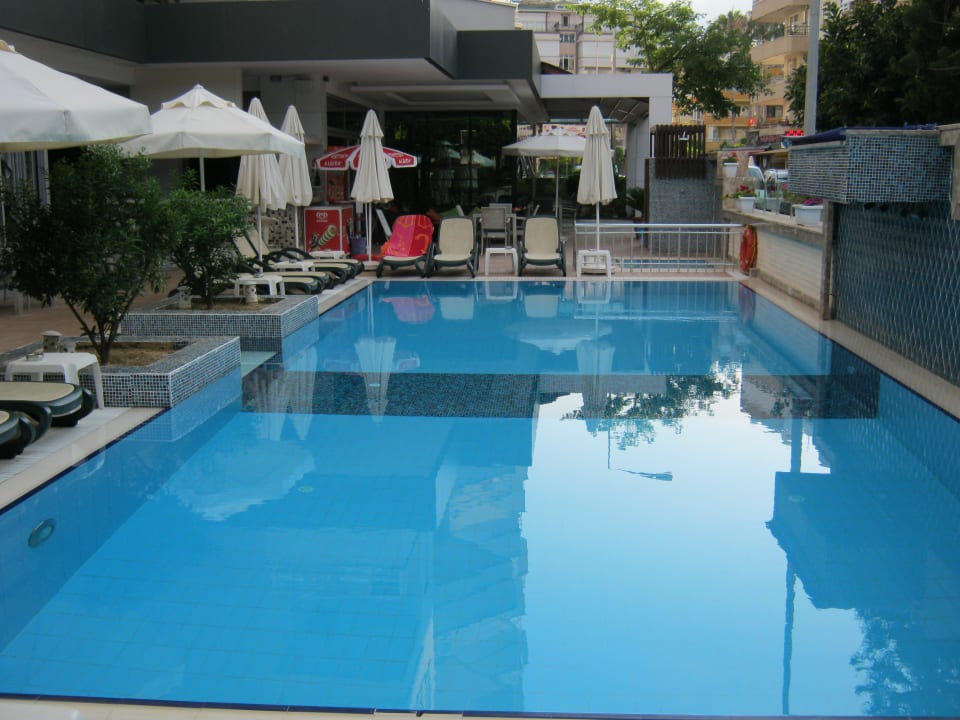 Der Pool mit den Liegen  Hatipoglu Beach Hotel