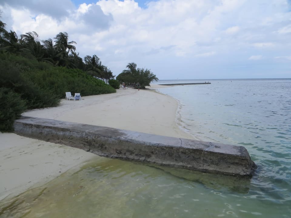 Unterwegs zwischen Strand und Bungalows Adaaran Select Hudhuran Fushi - Premium All Inclusive