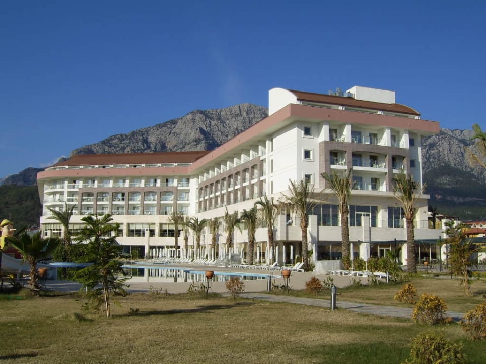 Blick vom Strand auf das Hotel DoubleTree by Hilton Antalya-Kemer