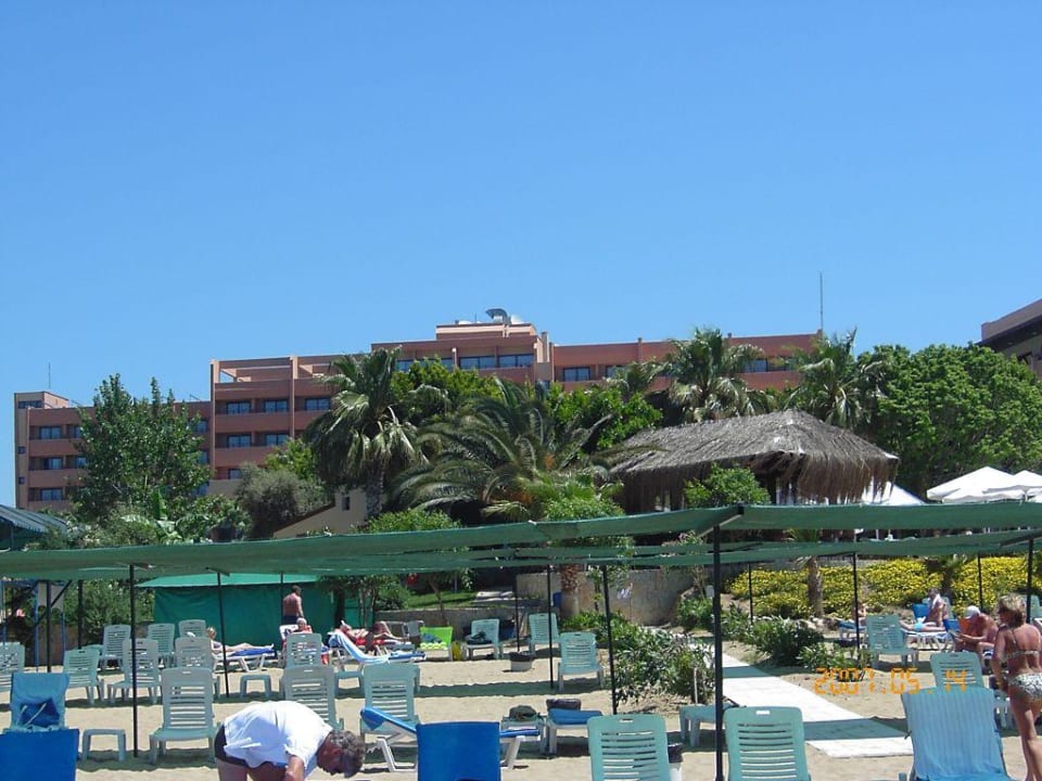 Blick vom Strand zum Hotel Hotel Grand Side