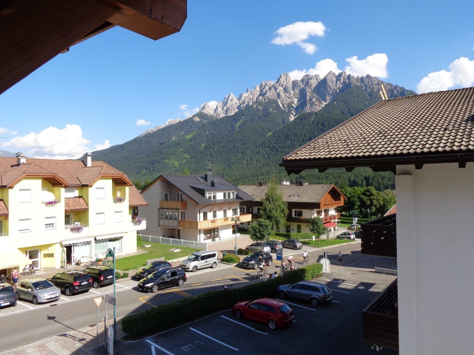 Blick v.Balkon auf Ortsstraße u. Berge Hotel Tschurtschenthaler