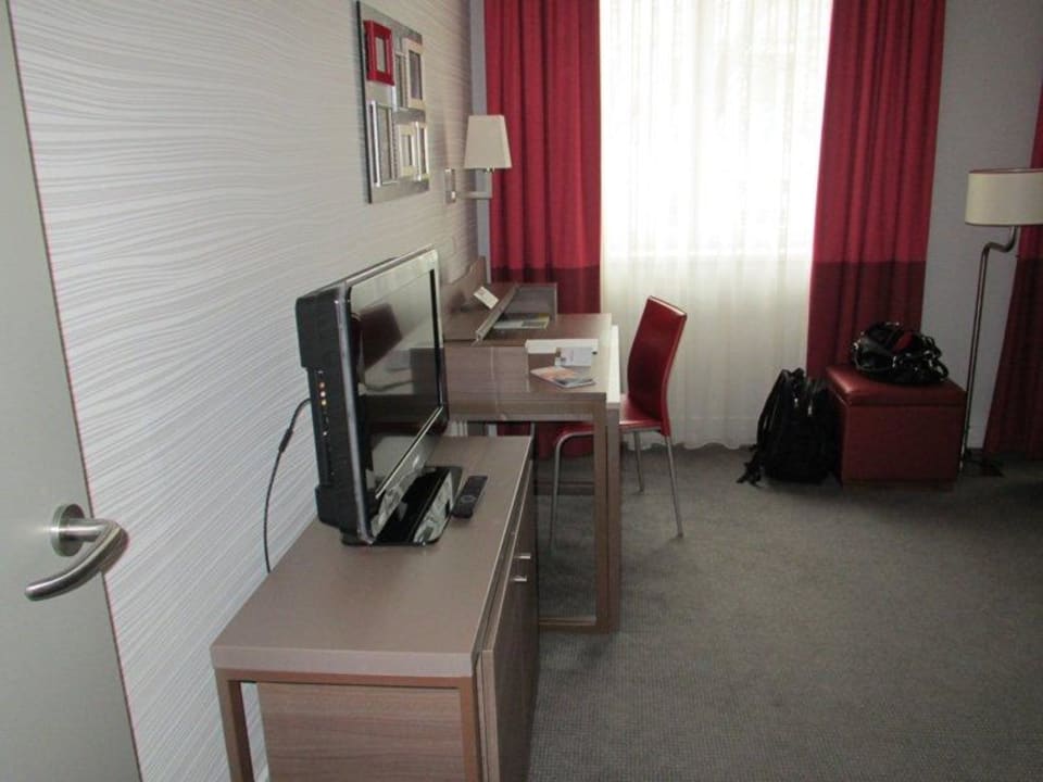 Schreibtisch mit TV Aparthotel Adagio Vienna City