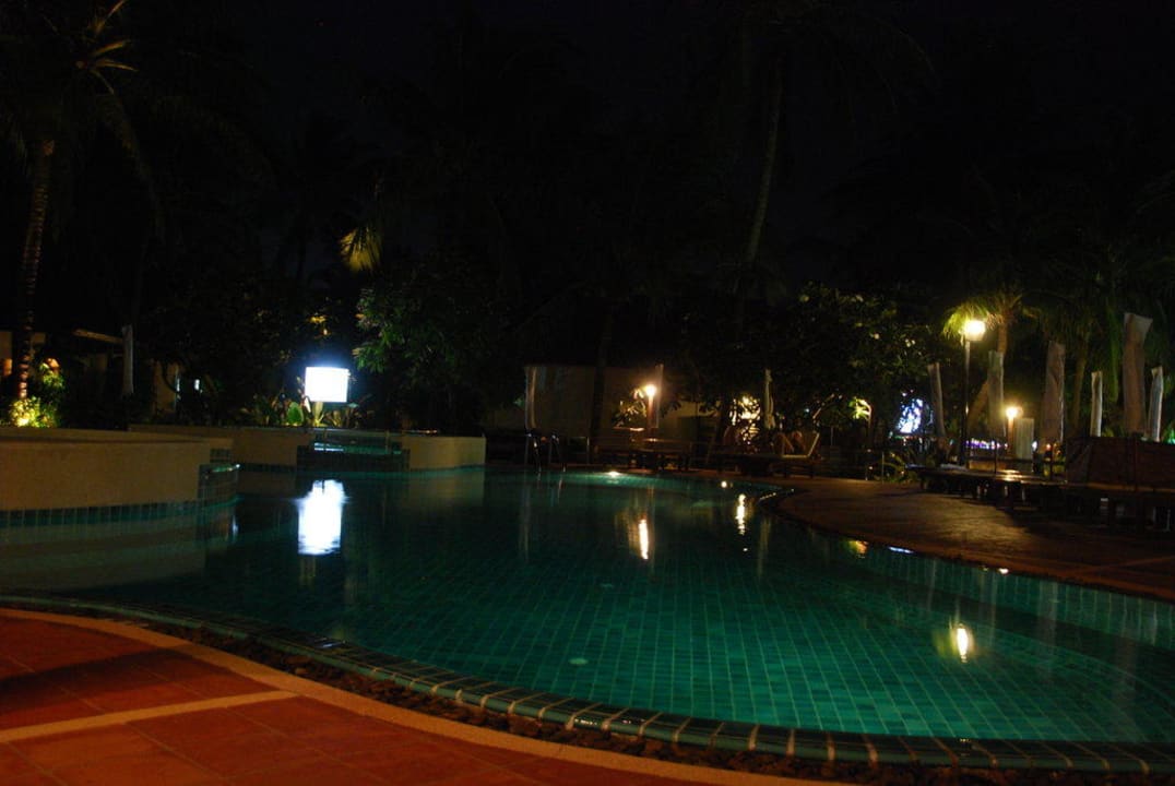 Der Pool abends. Banana Fan Sea Resort