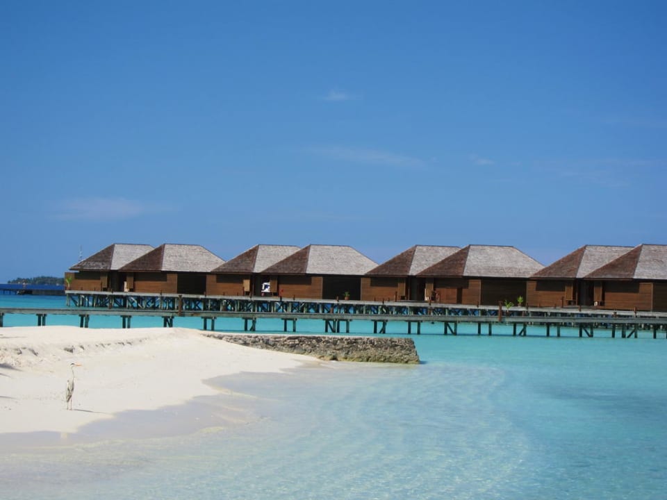 Blick auf Strand und Wasserbungalows Veligandu Maldives Resort Island