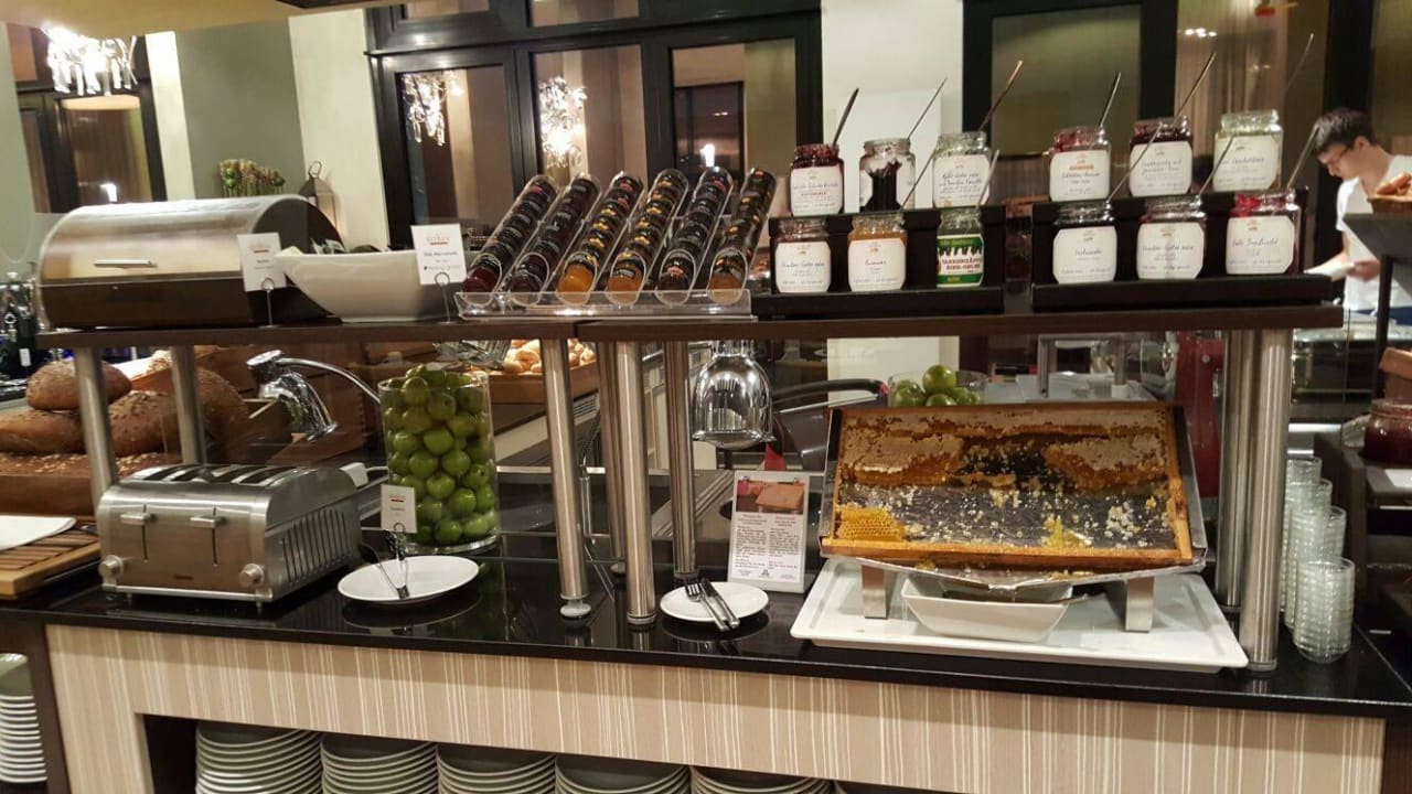 Honig aus einer echten Wabe Leonardo Royal Hotel Munich