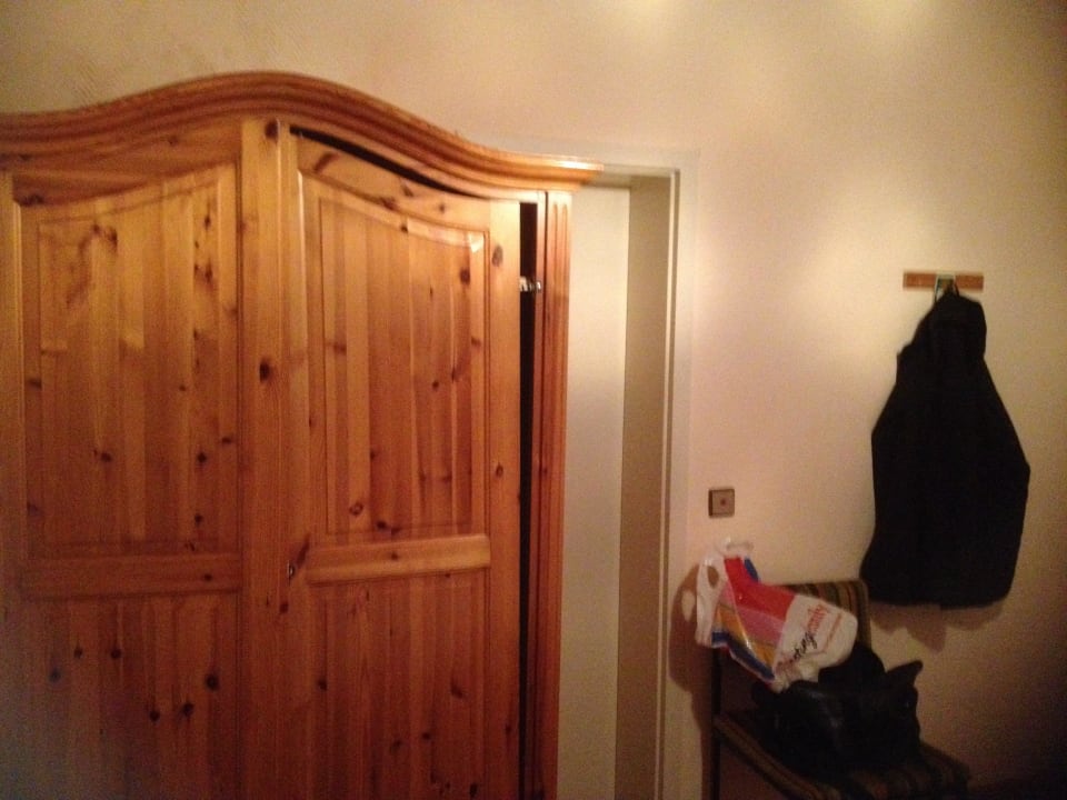 Schrank mit herausgefallener Tür Hotel Filling