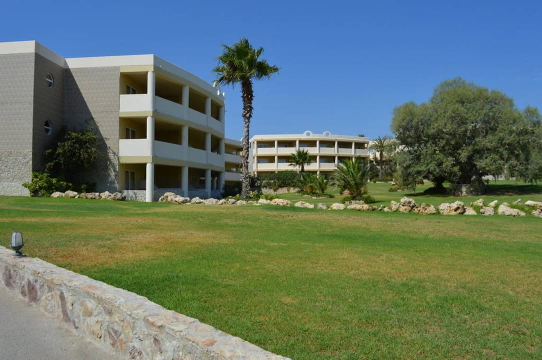 Einer der Zimmerblöcke Hotel Kalithea Horizon Royal