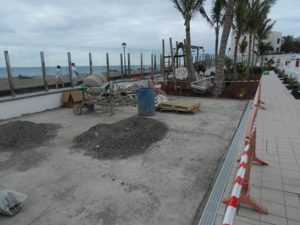 Kinderspielplatz - Baustelle Hotel Las Costas