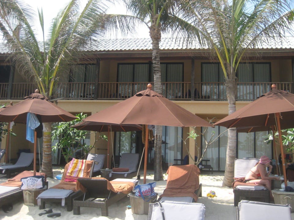 Pohled z pláže na pokoj - v přízemí Buri Rasa Village Phangan