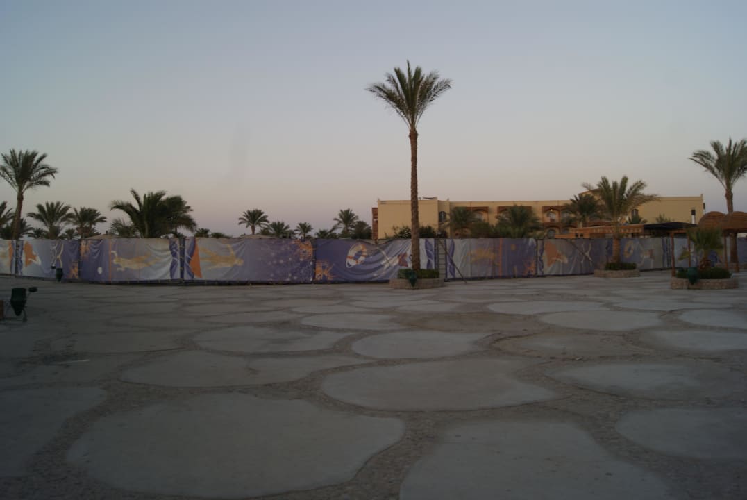 Nieczynny basen Desert Rose