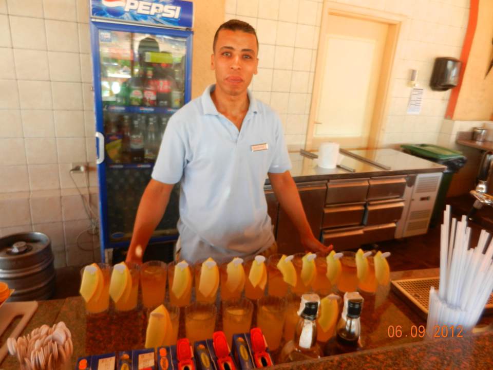 Mohamet-Ahmet bei seiner arbeit (Top) Pickalbatros Alf Leila Wa Leila Resort - Neverland Hurghada