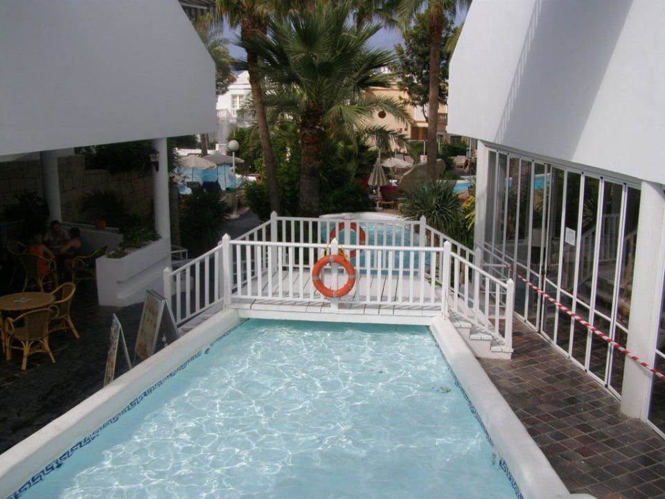 Rechts der abgesperrte Freizeitraum Lagos de Fañabé Beach Resort