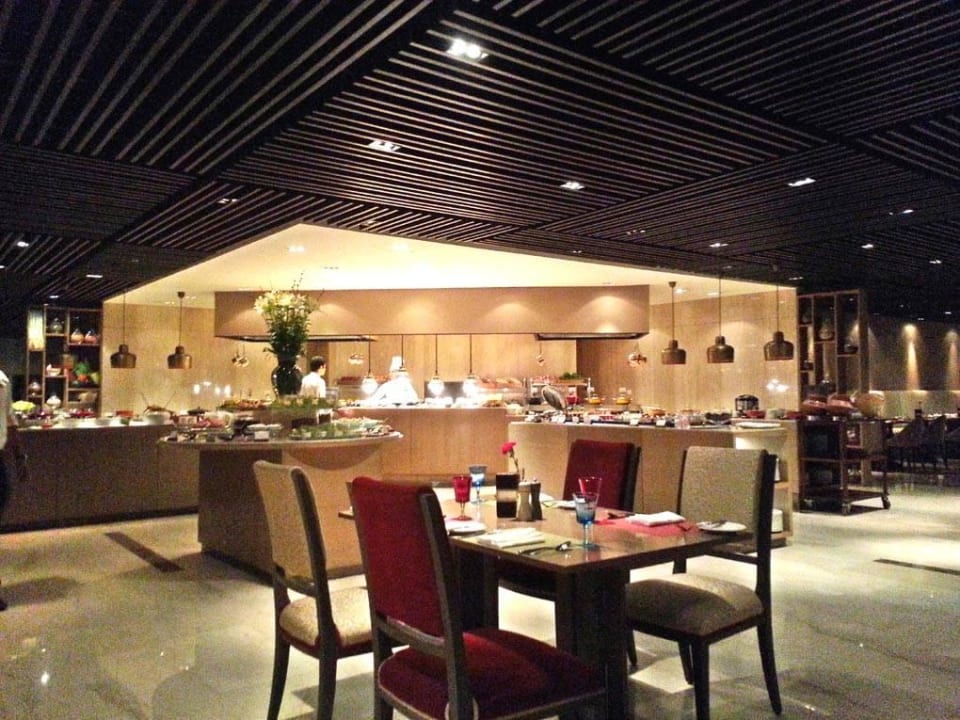 Dinner im Cafe Knosh The Leela Ambience Convention Hotel Delhi