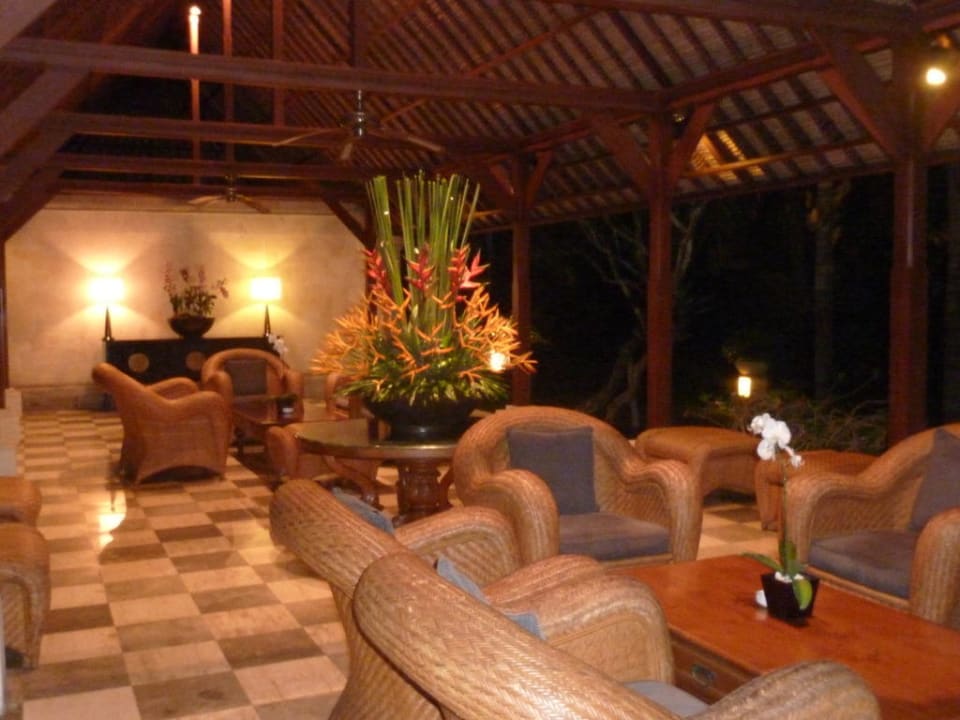 Sitzmöglichkeiten in der Lobby Puri Santrian