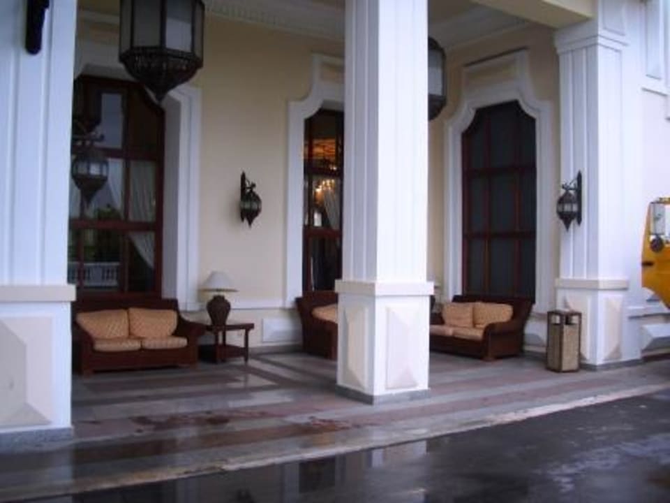 Vor dem Hoteleingang Hotel Riu Palace Punta Cana